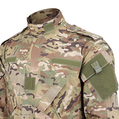 Bolsillos en el pecho y el brazo del uniforme de combate del ejército Multicam