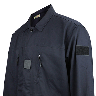 Bolsillos verticales en el pecho del uniforme del ejército azul oscuro
