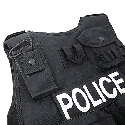 Detalle trasero del chaleco táctico de policía negro