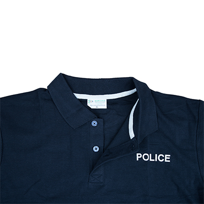 Polos de uniforme de policía azul con tapeta puesta