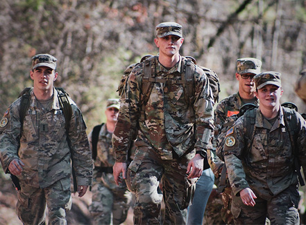 Uniformes militares para la batalla: el equipo protector de guerra