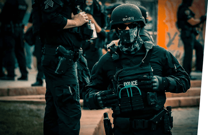 POLICÍA
